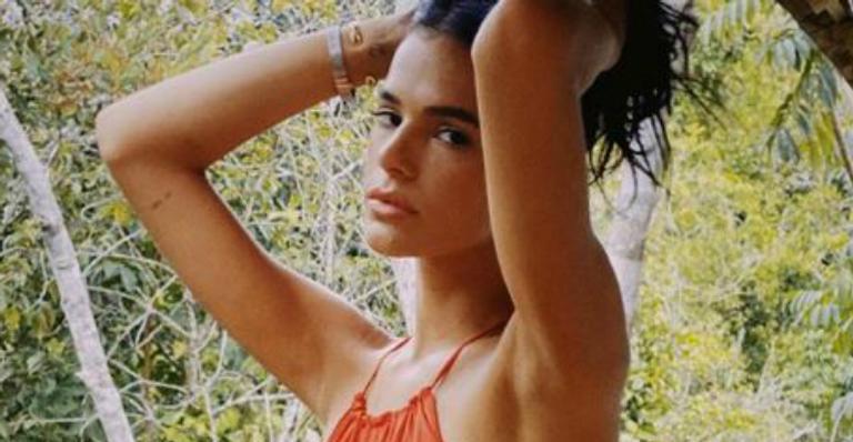 Bruna Marquezine deixa as curvas à mostra em maiô aberto e impressiona fãs: ”Maravilhosa!”