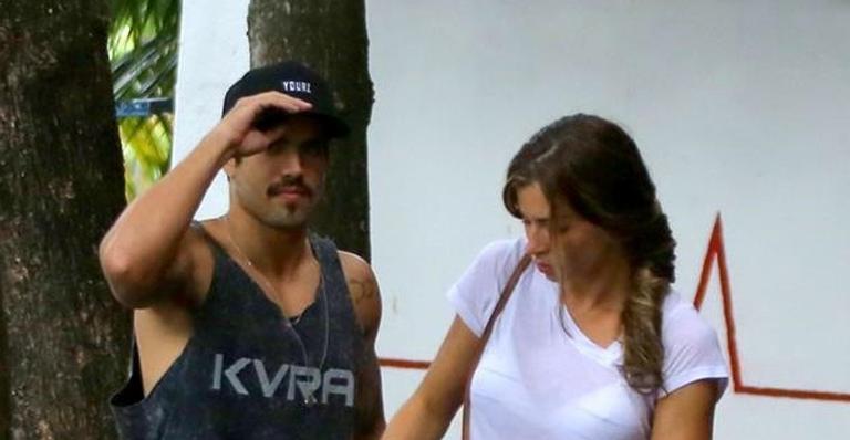 Grazi Massafera é flagrada de cara lavada em momento de intimidade com Caio Castro