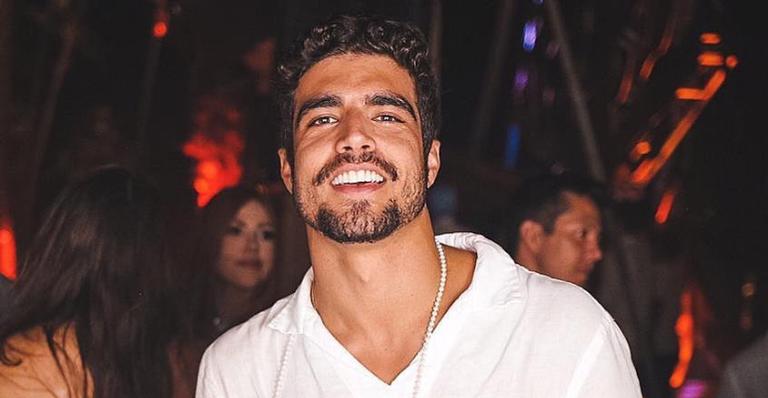 Caio Castro exibe aliança, mas diz que ama ser livre: “Sem tirar, nem pôr”