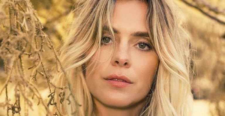 Carolina Dieckmann impressiona a web com fotos de infância: “Parou no tempo”