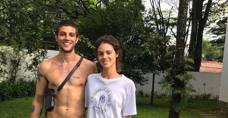Chay Suede recorda cliques do nascimento da filha e declara seu amor de pai: ‘O mundo tornou a começar’