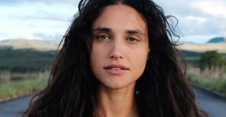 Débora Nascimento surge pensativa em clique artístico e filosofa: ”Olhando pro que foi”
