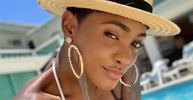 Erika Januza exibe corpo perfeito ao usar biquíni com transparência