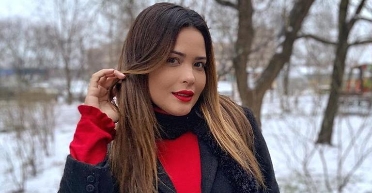 Geisy Arruda eleva a temperatura ao surgir só de lingerie transparente: ”Tentando resistir ao frio”