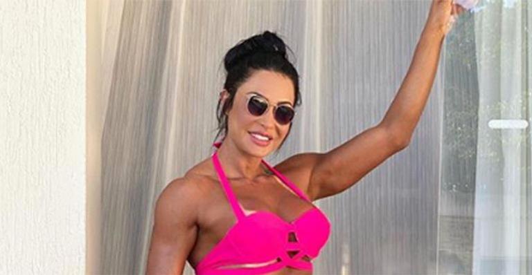 Gracyanne Barbosa surge com biquíni no limite em foto com o marido, Belo