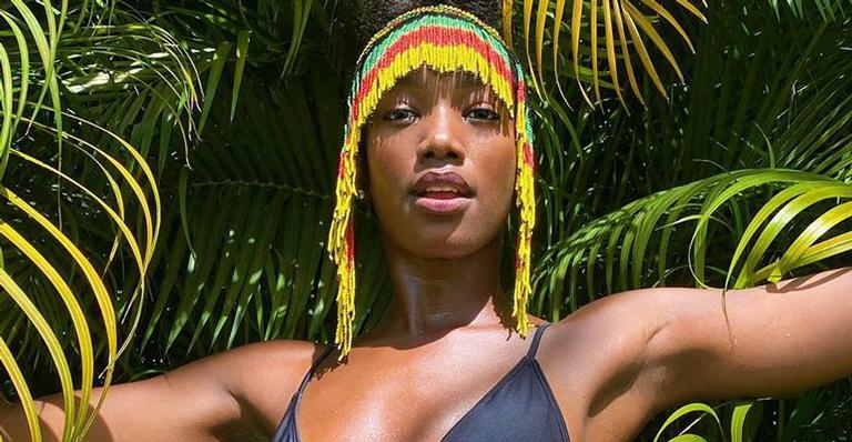 Iza aposta em microbiquíni em viagem e impacta seguidores: ”Que baixaria é essa?”
