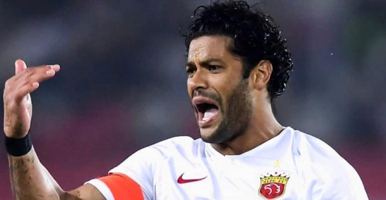 Jogador Hulk rebate críticas ao namoro polêmico com sobrinha da ex-mulher: ”Não me conhecem”