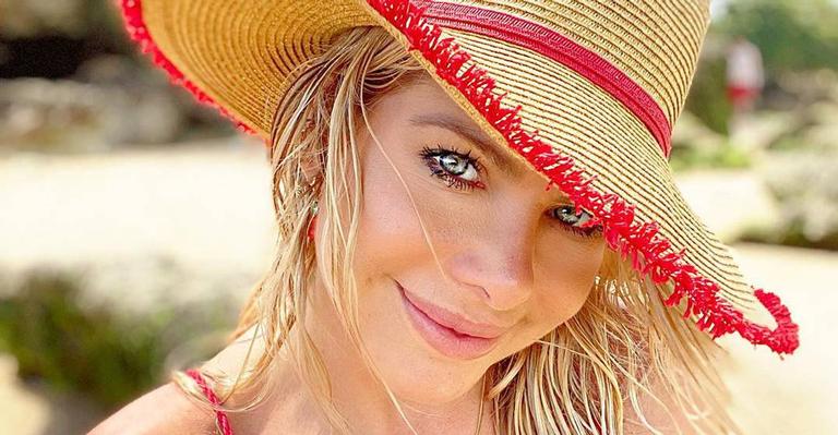 Karina Bacchi surge deitada em cenário paradisíaco e encanta seguidores