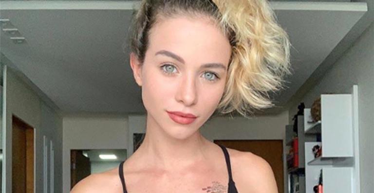 Laryssa Ayres dá beijão na namorada em nova foto