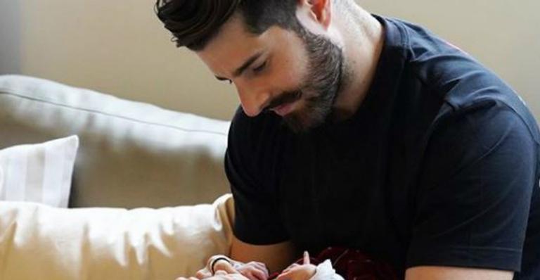 Papai babão, Alok emociona fãs ao compartilhar clique inédito com o recém-nascido