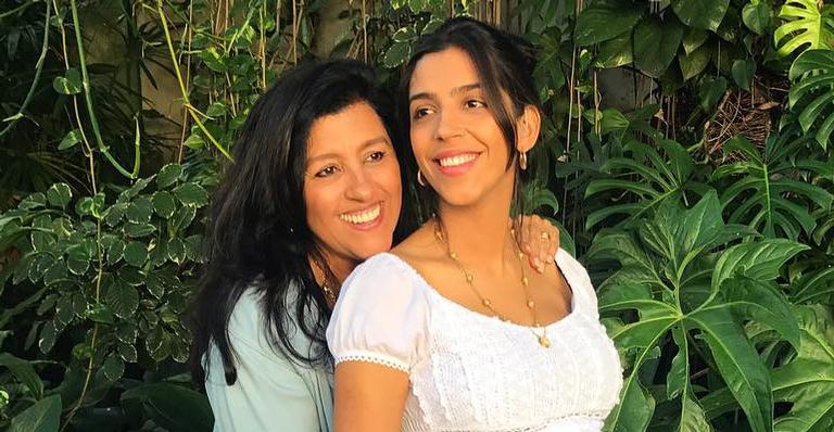 Regina Casé surge ao lado da filha e reflete sobre ser mãe: “Esquecemos da gente”