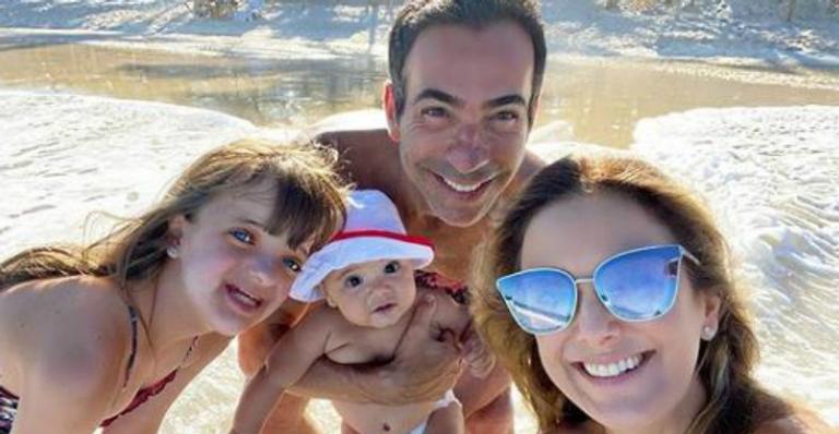 Ticiane Pinheiro celebra seis meses da filha, Manuella, com viagem à Bahia: ”Nosso biscoitinho!”