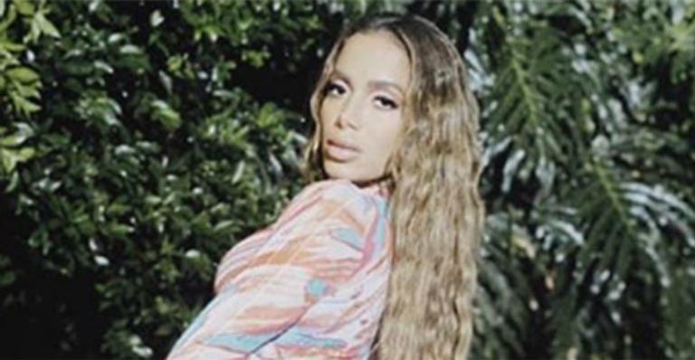 Anitta surge com fenda profunda e mostra marquinha da calcinha