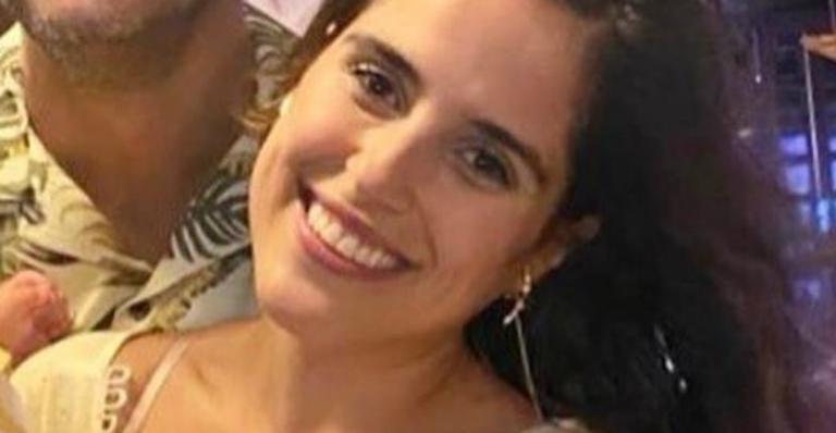 Camilla Camargo explode fofurômetro ao mostrar banho de piscina do filho: ”Minha vida”