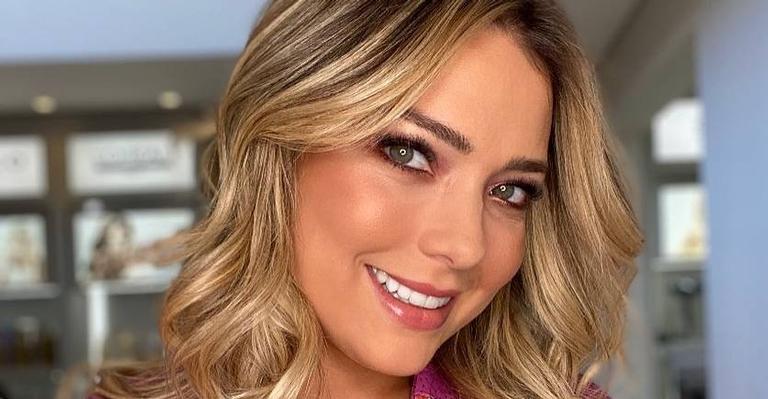 Carol Dantas não se aguenta de amores e se declara para a mãe e o marido