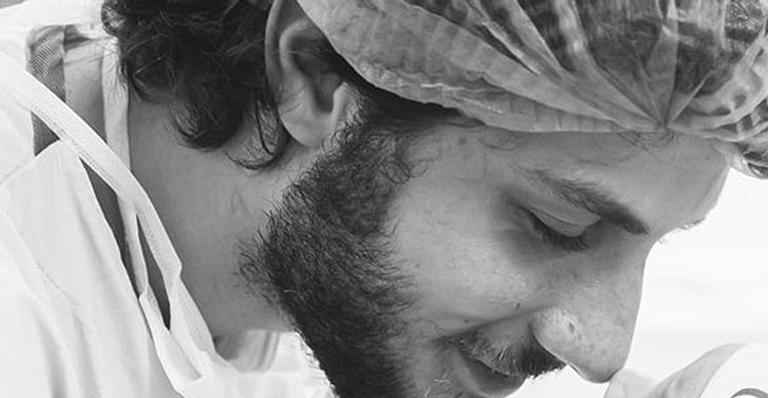Chay Suede posa de rostinho colado com a filha e fãs se chocam com semelhança: ”É a sua cara”