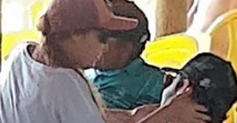 Fernando e Maiara são clicados aos beijos por fã em praia do litoral de São Paulo