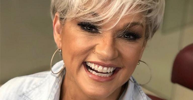 Filha gata de Andréa e Carlos Alberto de Nóbrega surge em destino de luxo com o namorado