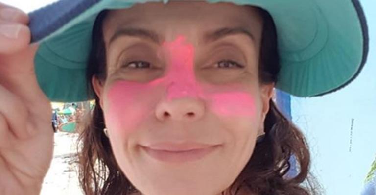 Filha de Flávia Monteiro surge estilosa em look na praia e deixa fãs babando: ”Como cresceu!”