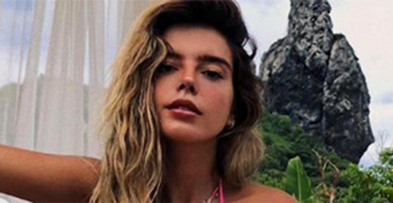 Giovanna Lancellotti surge com maiô decotado e cavado em Noronha