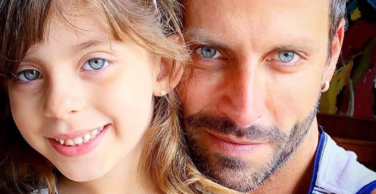 Henri Castelli mostra momento fofíssimo com filha caçula vestida de sereia