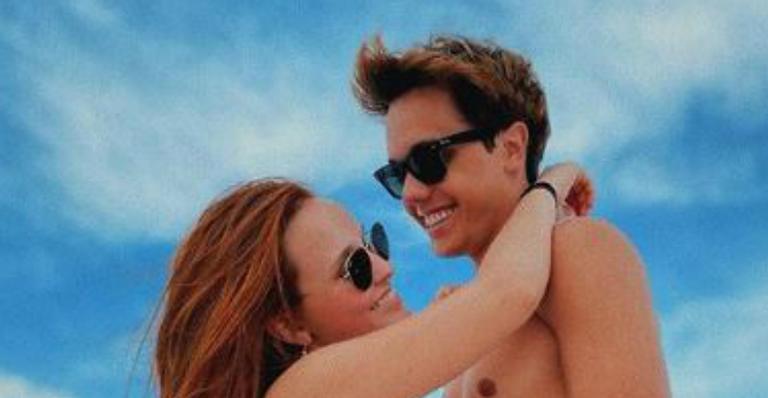 Larissa Manoela comemora aniversário de namoro com clique especial na praia