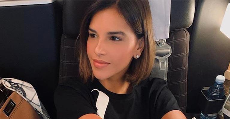 Mariana Rios surge de biquíni em paisagem com neve