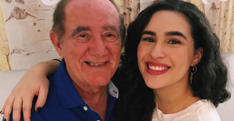 Renato Aragão surge dançando funk com filha e diverte seguidores: ”Em ritmo de festa”