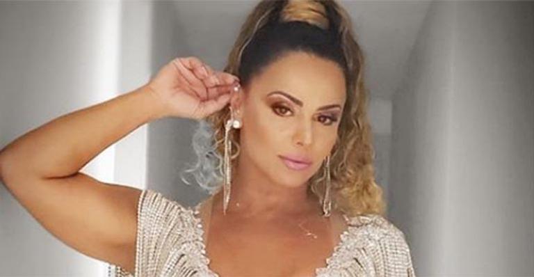 Viviane Araújo troca beijos com o namorado e se declara: ‘Me fazer feliz’
