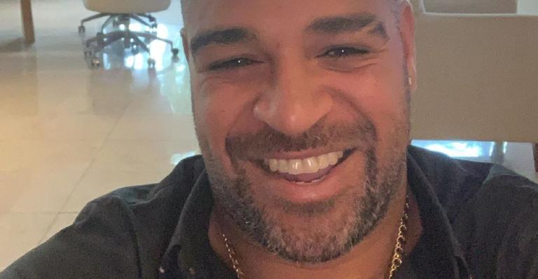 Adriano Imperador surge em clique íntimo na cama com a namorada e alfineta: ”Morde as costas”