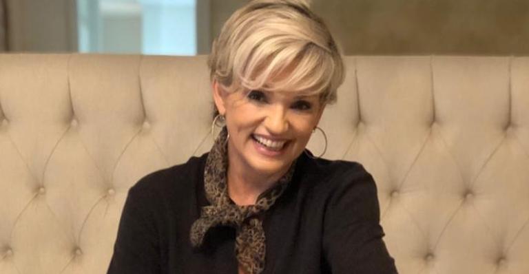 Andréa Nóbrega relata que mãe sofreu acidente doméstico: “Trincou a costela”