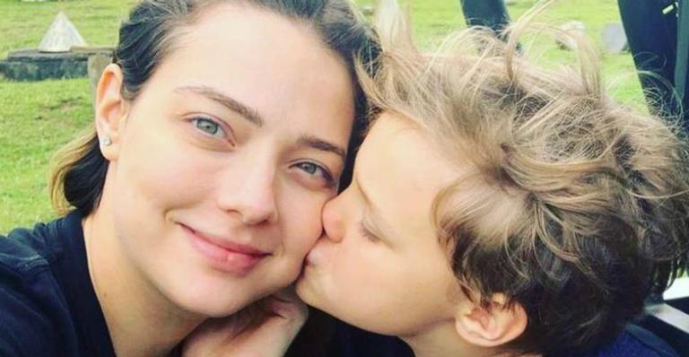 Carol Dantas celebra quatro meses do herdeiro com ensaio especial: ”O bebê mais fofo”