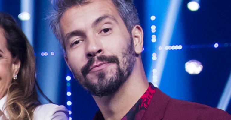 Danilo Vieira, o repórter gato, desfila sem camisa na praia e atrai olhares