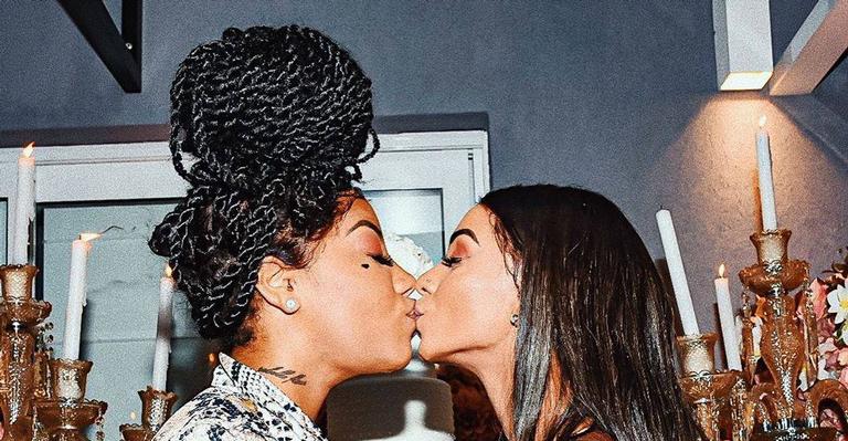 Esposa de Ludmilla posa coladinha da cantora e declara todo o seu amor: ‘Melhor presente da minha vida’