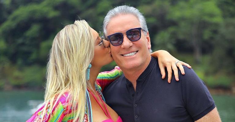Esposa de Roberto Justus surge de biquíni e exibe a barriga de grávida