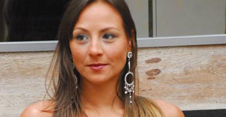 Lembra dela? Ex-BBB Analy reaparece grávida ao lado da família