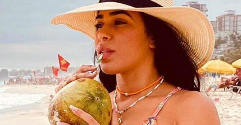 Ex-BBB Elana Valenaria deixa shortinho aberto ao exibir coxões na praia: ”Bonita demais”