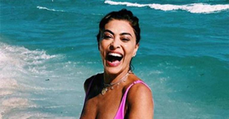 Juliana Paes aparece em cliques frente e verso com biquíni fio-dental