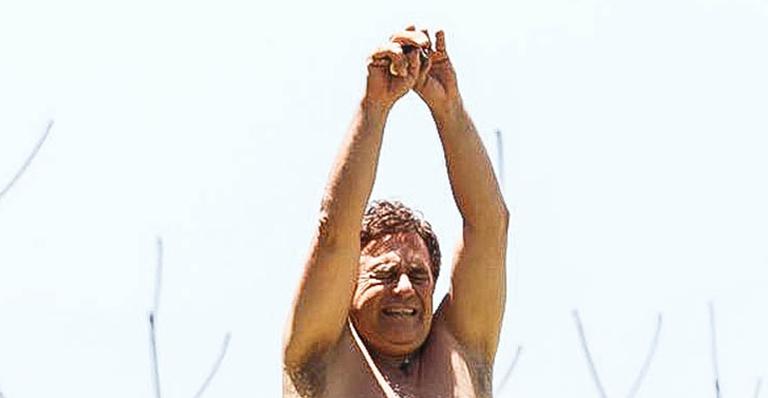 Marcos Frota surge de sunga e paga cofrinho ao se exercitar em praia no Rio
