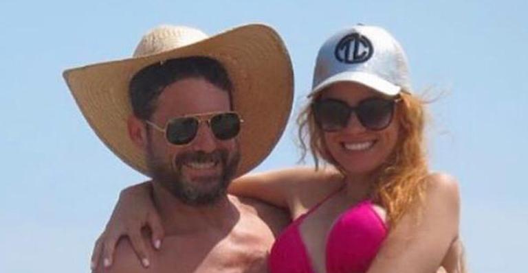 De biquíni, esposa do sertanejo Hudson se declara em viagem luxuosa: ”Amor da minha vida”