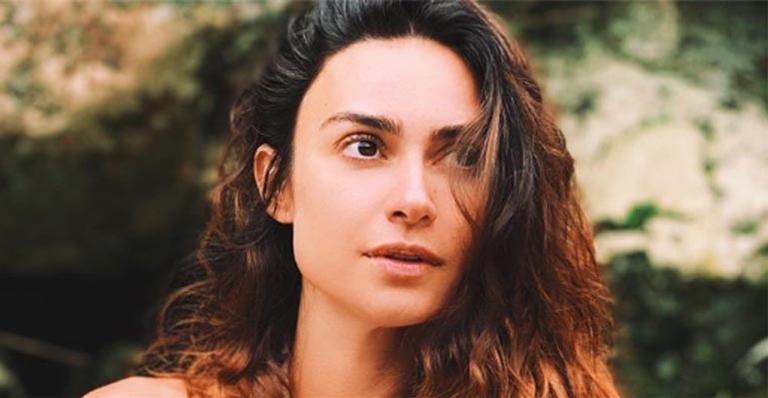 Thaila Ayala exibe barriga trincada ao usar biquíni branco