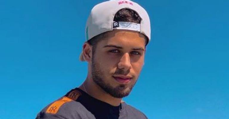 Zé Felipe compartilha clique em cenário paradisíaco e faz apelo às férias: ”Acaba não”
