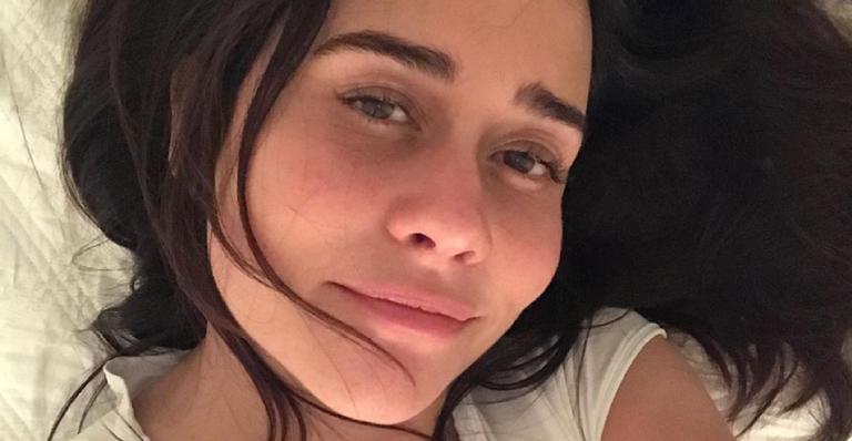 Alessandra Negrini tem rosto pintado por criança indígena durante visita a uma tribo na Bahia