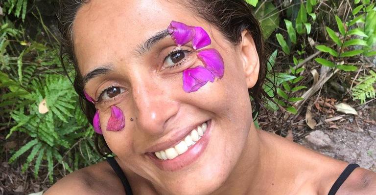 Camila Pitanga surge se refrescando em cachoeira e brinca: ‘Como eu gostaria de estar hoje’