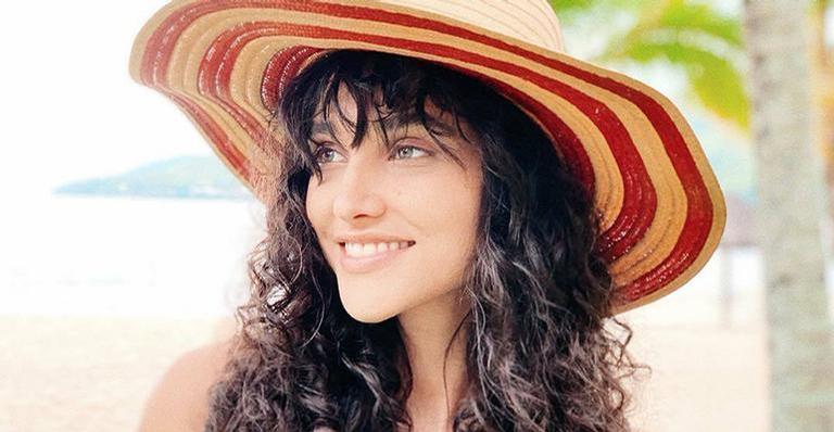 Sem sutiã, Débora Nascimento usa decote ousado em dia de folga
