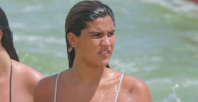 Giulia Costa leva a irmã caçula para curtir dia de praia e ostenta corpão