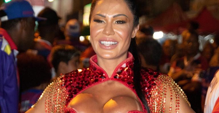 Gracyanne Barbosa causa com shortinho jeans e top em ensaio de rua