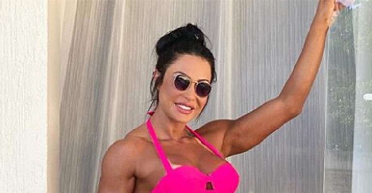 Gracyanne Barbosa puxa o biquíni para exibir marquinha do bronzeado