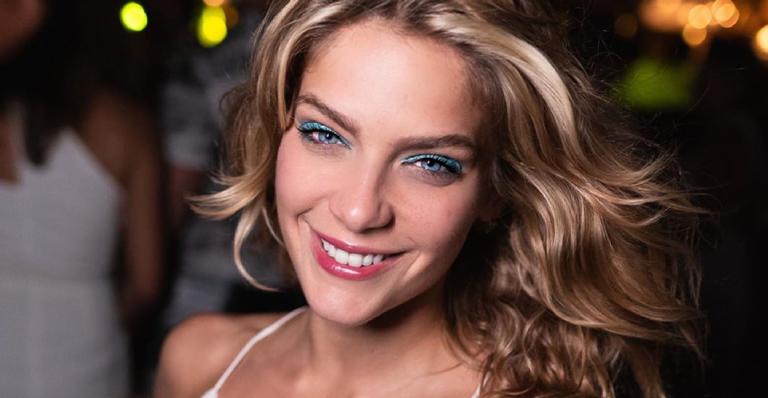 Isabella Santoni impressiona fãs ao ostentar pernões em maiô cavadíssimo