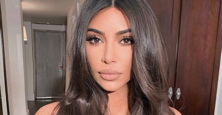 Kim Kardashian surge deslumbrante em maiô cavadíssimo e corpão chama atenção da web